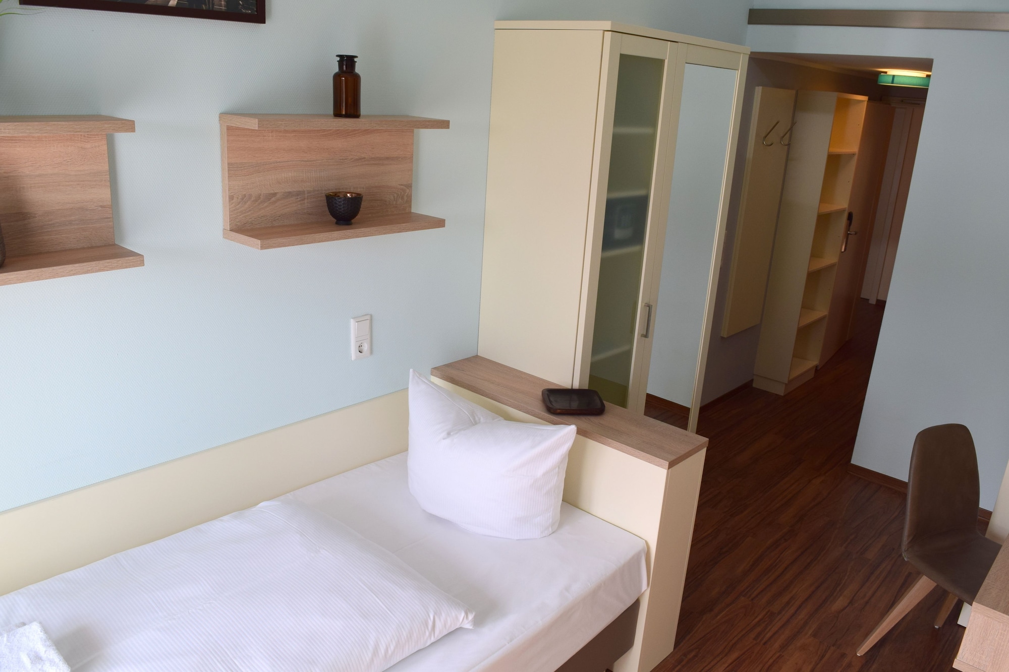 ROOM, SINGLE