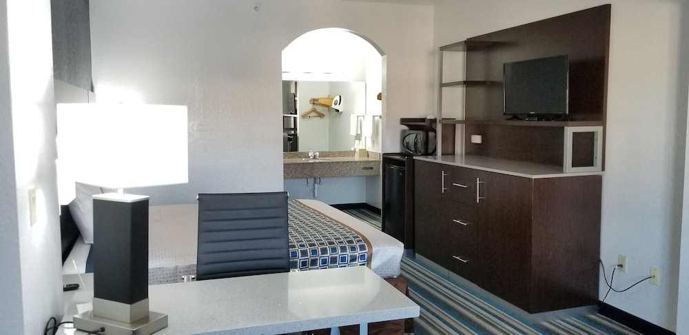HomeBridge Inn & Suites (Ex Howard Johnson Inn and Suites Beaumont) 9/23