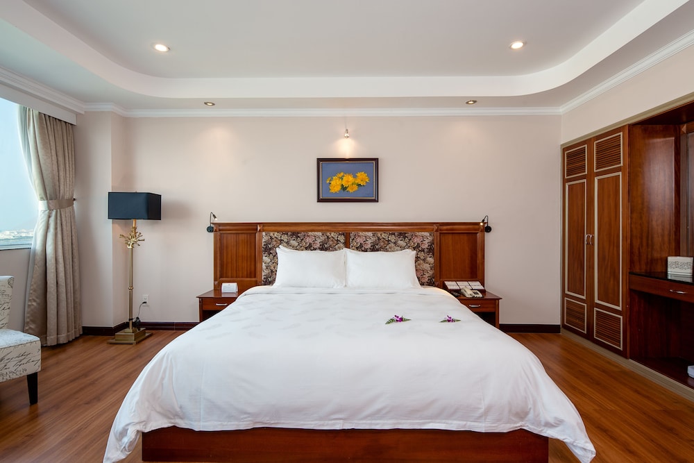 PREMIER, DELUXE, KING BED, BATHTUB