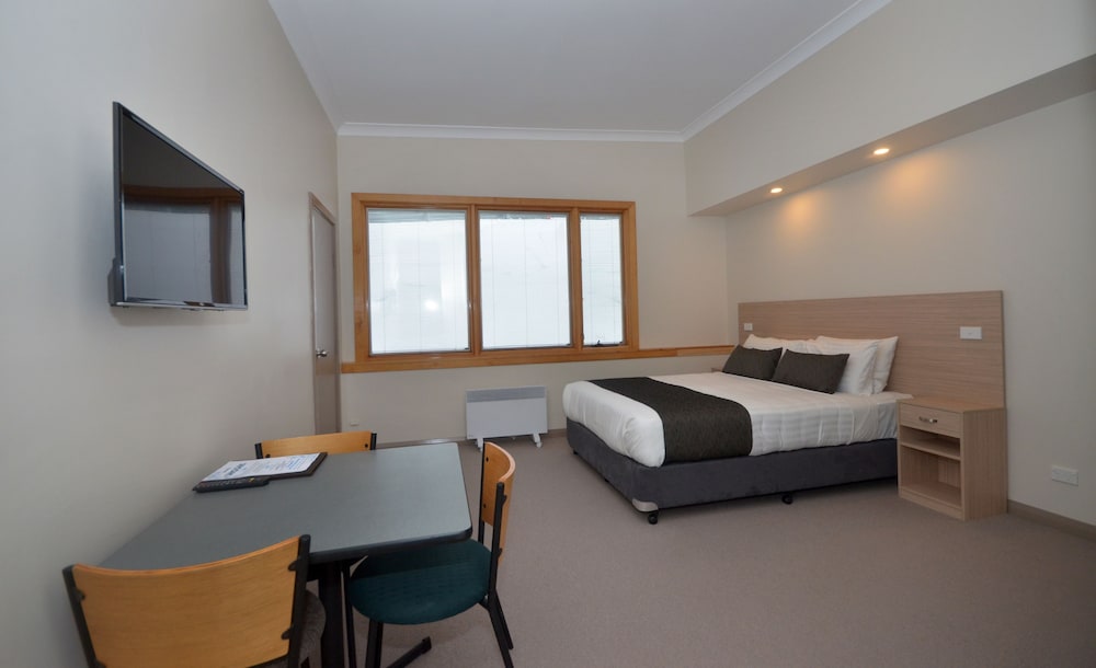 Smiggins Hotel 10/67