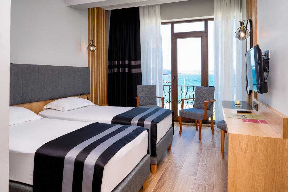 STANDARD, DOUBLE OR TWIN BED, CITY VIEW