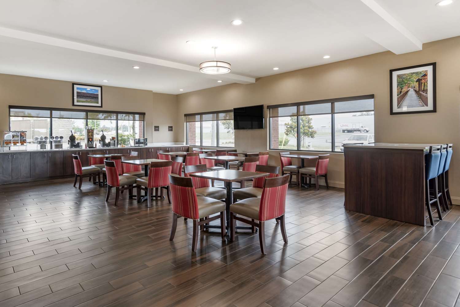 Comfort Suites Pell City near Logan Martin Lake 26/39