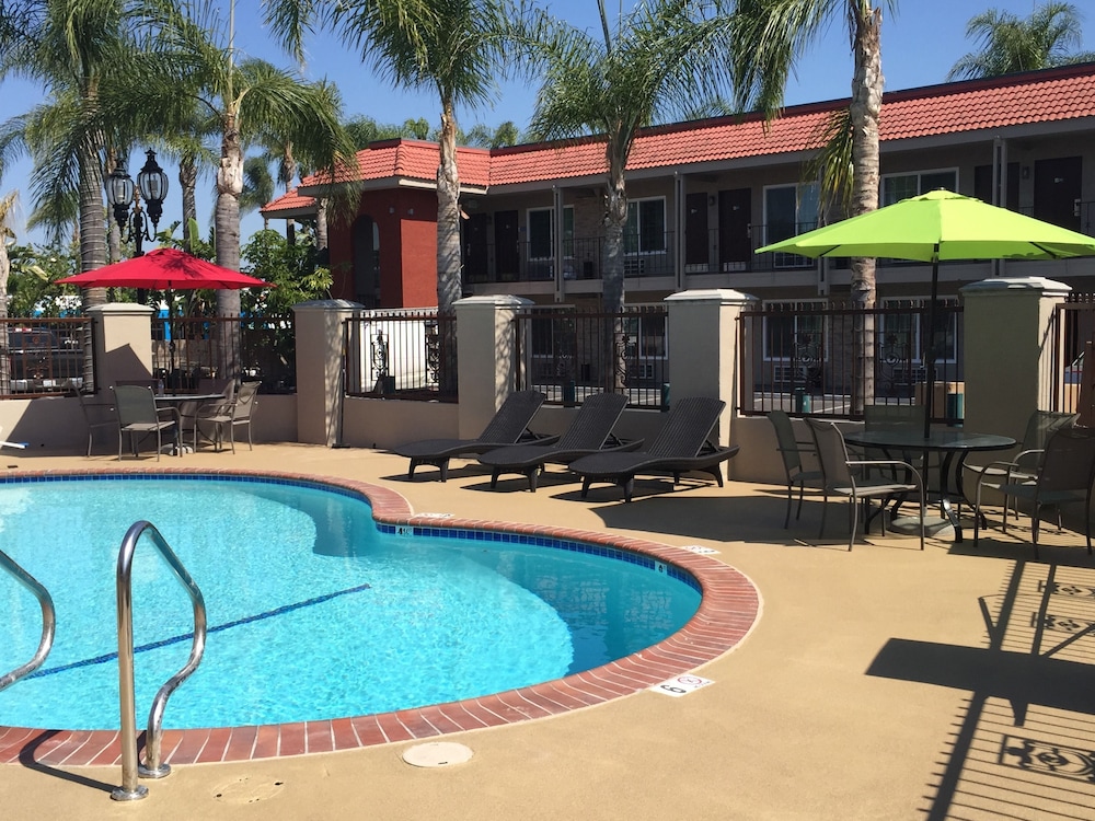Days Inn & Suites By Wyndham Anaheim At Disneyland Park in ANAHEIM - CA