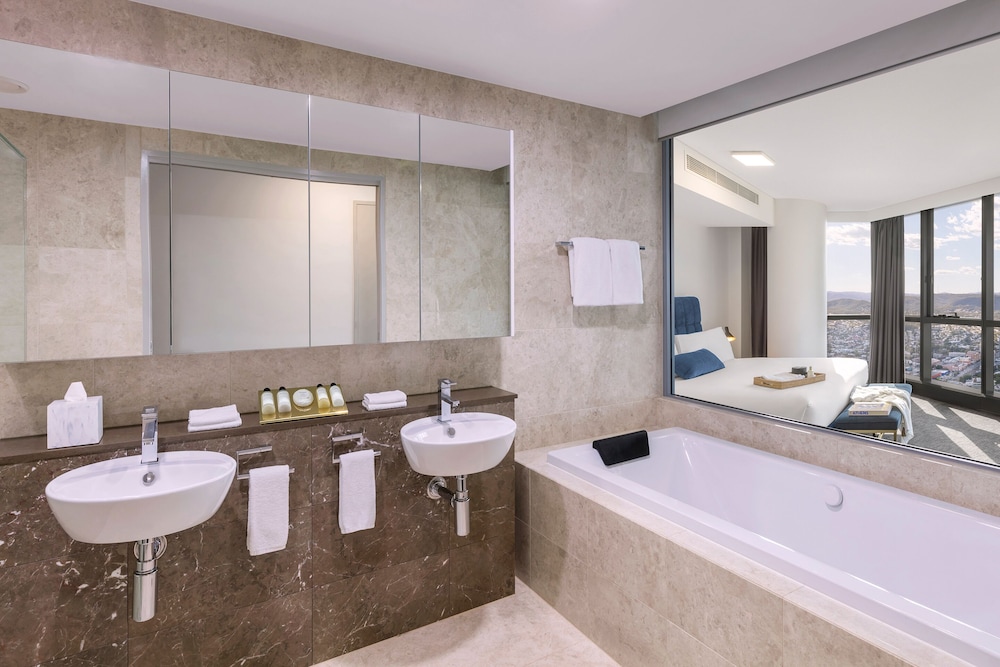 3 Bedrooms, Parkland, Penthouse, 3 King Beds، Meriton Suites Herschel Street 4/4