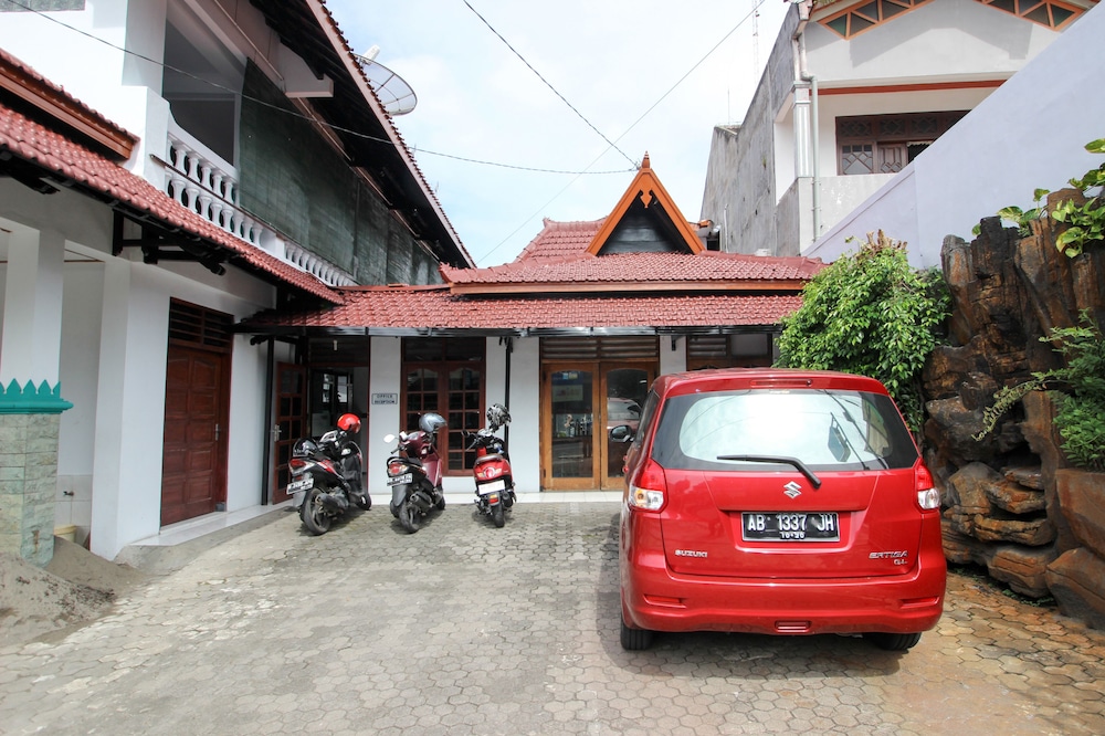 Reddoorz Plus Near Alun Alun Selatan 30/42