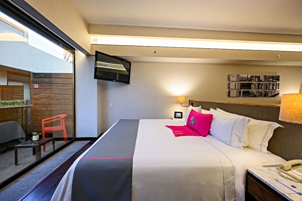 MASTER, SUITE, KING BED