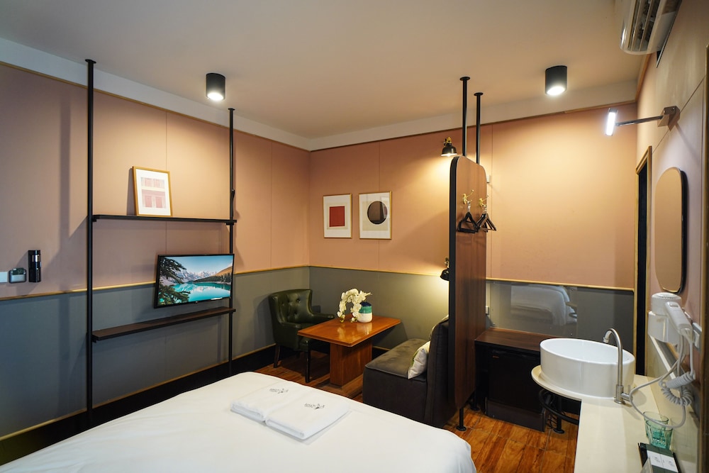 JOSH HOTEL 51/71