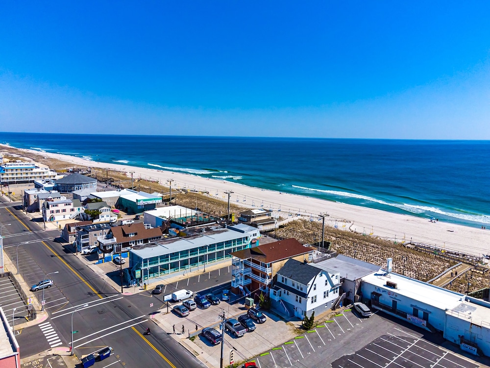 Boardwalk Sand & Surf Inn Oceanfront 46/55
