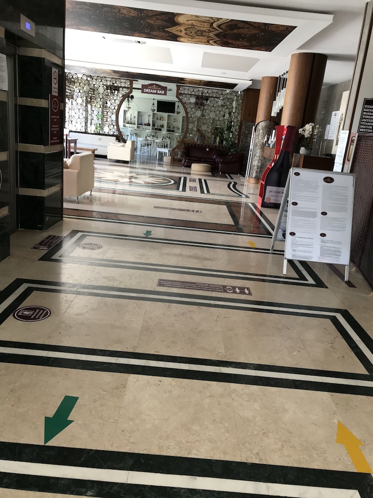 My Dream Hotel 23/70