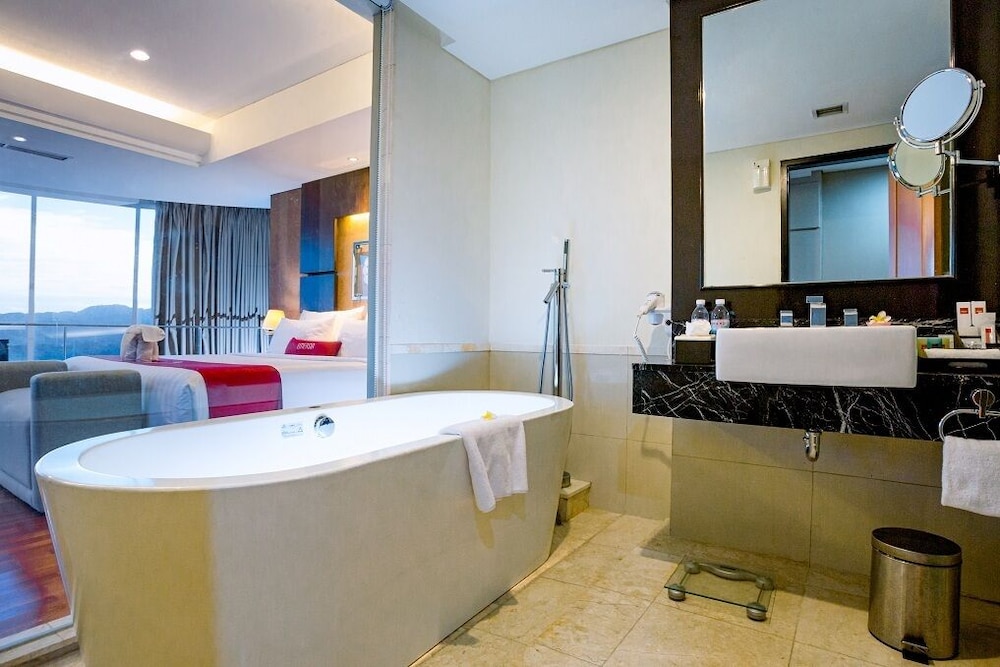 Emersia Hotel Resort 50/50