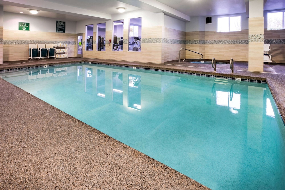 La Quinta Inn & Suites by Wyndham Portland Airport 1/43