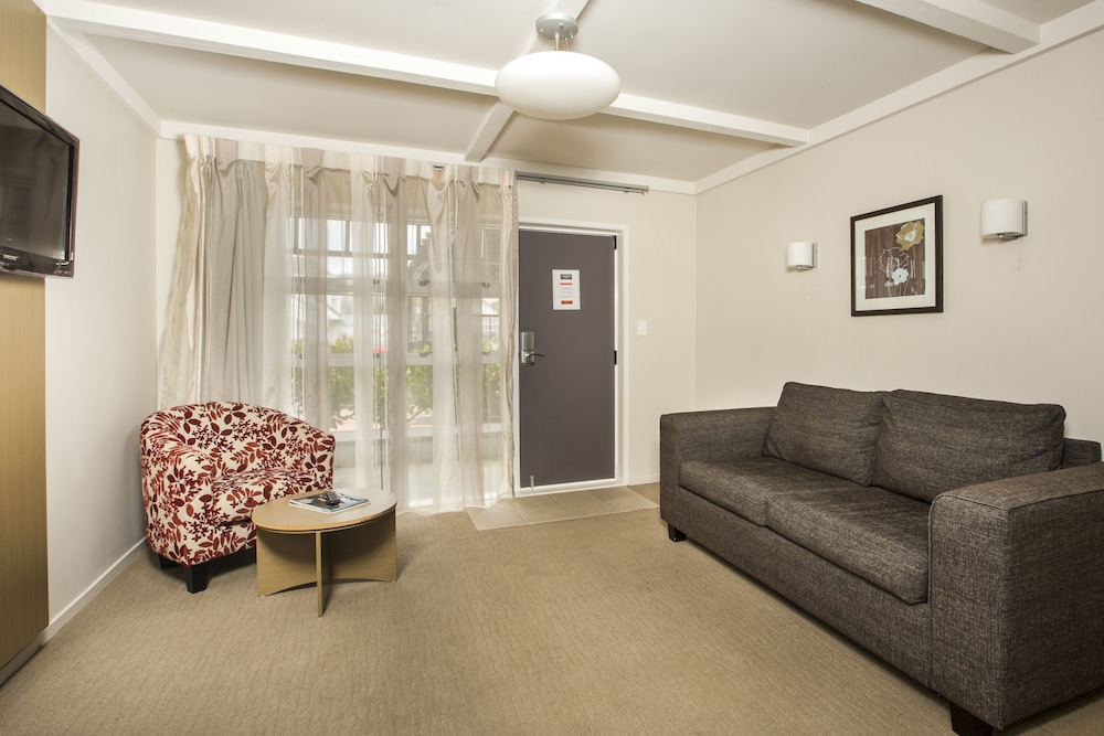 LAKE ROTORUA HOTEL 38/46
