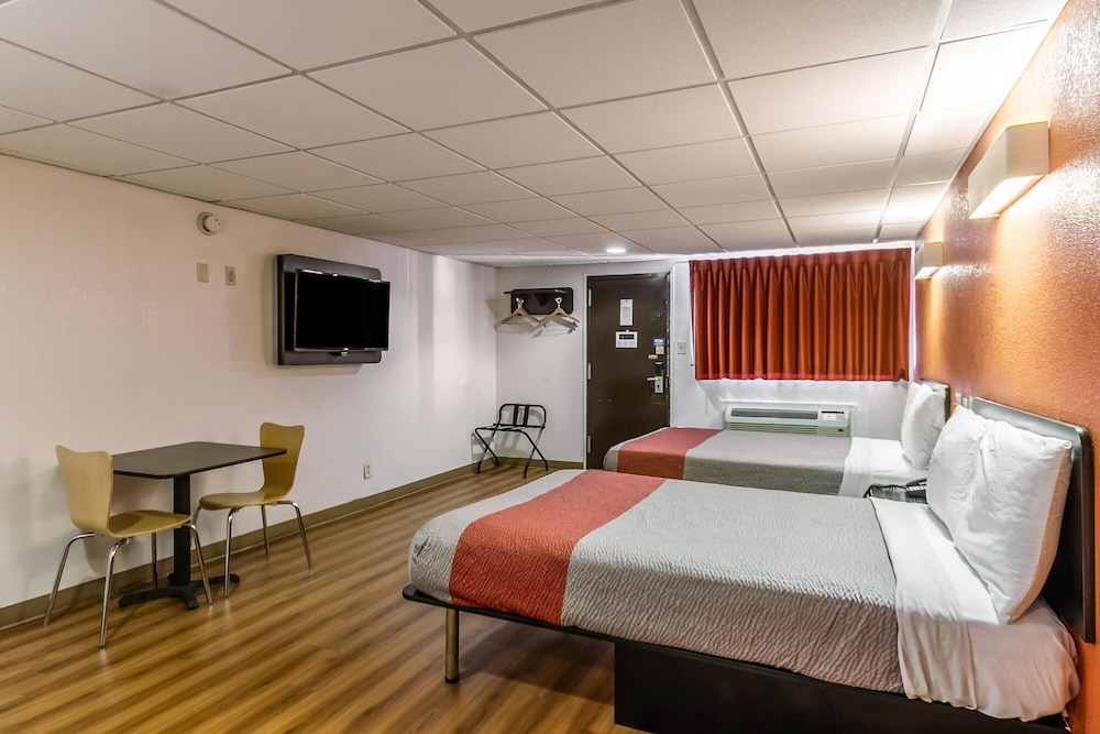 Motel6 Elizabeth, NJ - Newark Liberty Intl Airport 24/45
