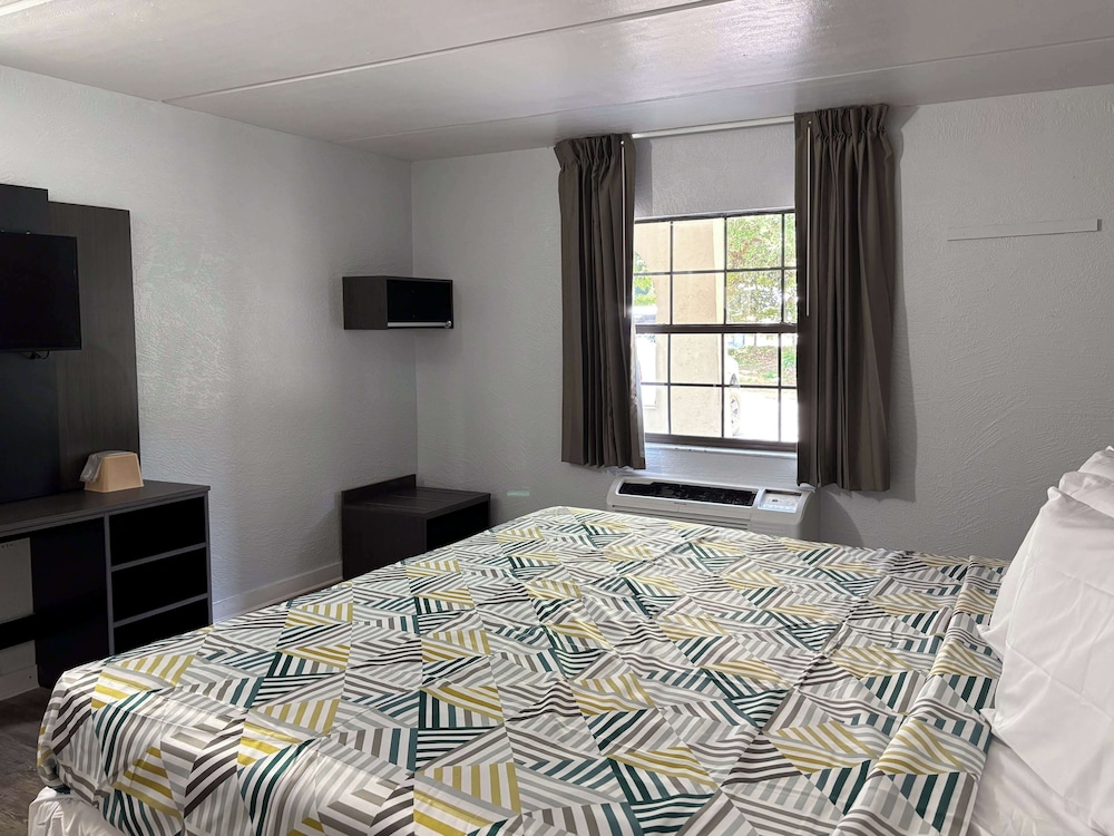 Studio6 Tallahassee, FL – North Monroe 25/42