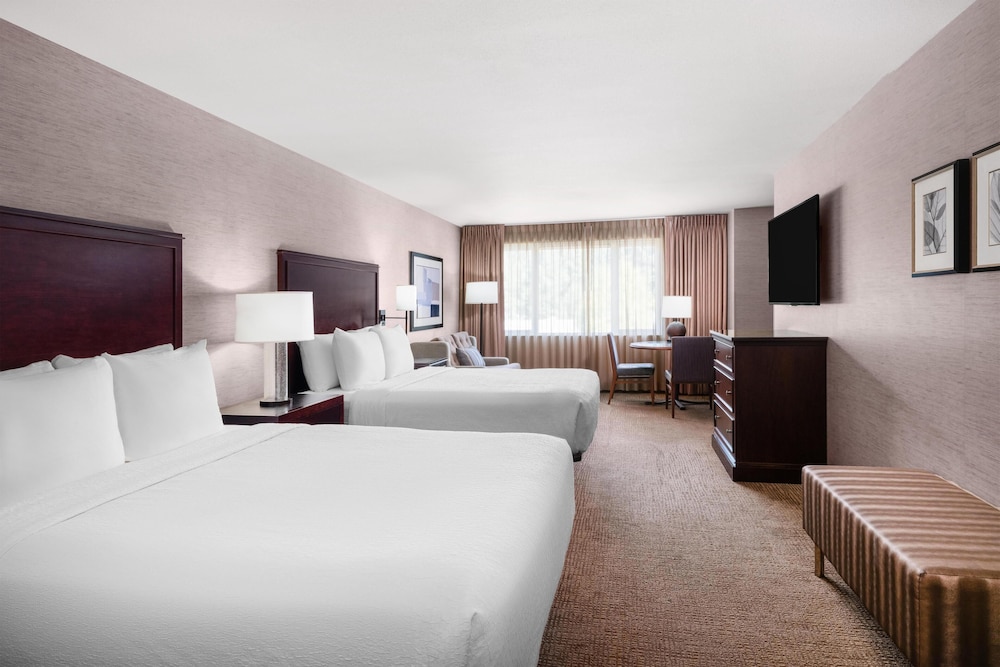 غرفة قياسية بسريرين كوين مع أريكة بمطبخ