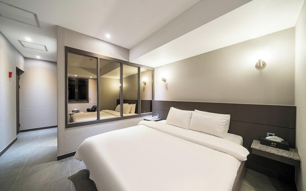 Suite, Queen Bed, No Parking