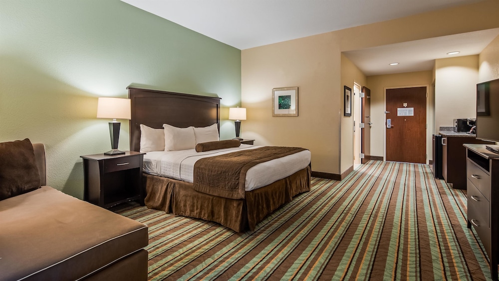 Best Western Plus Chain of Lakes Inn & Suites 9/32