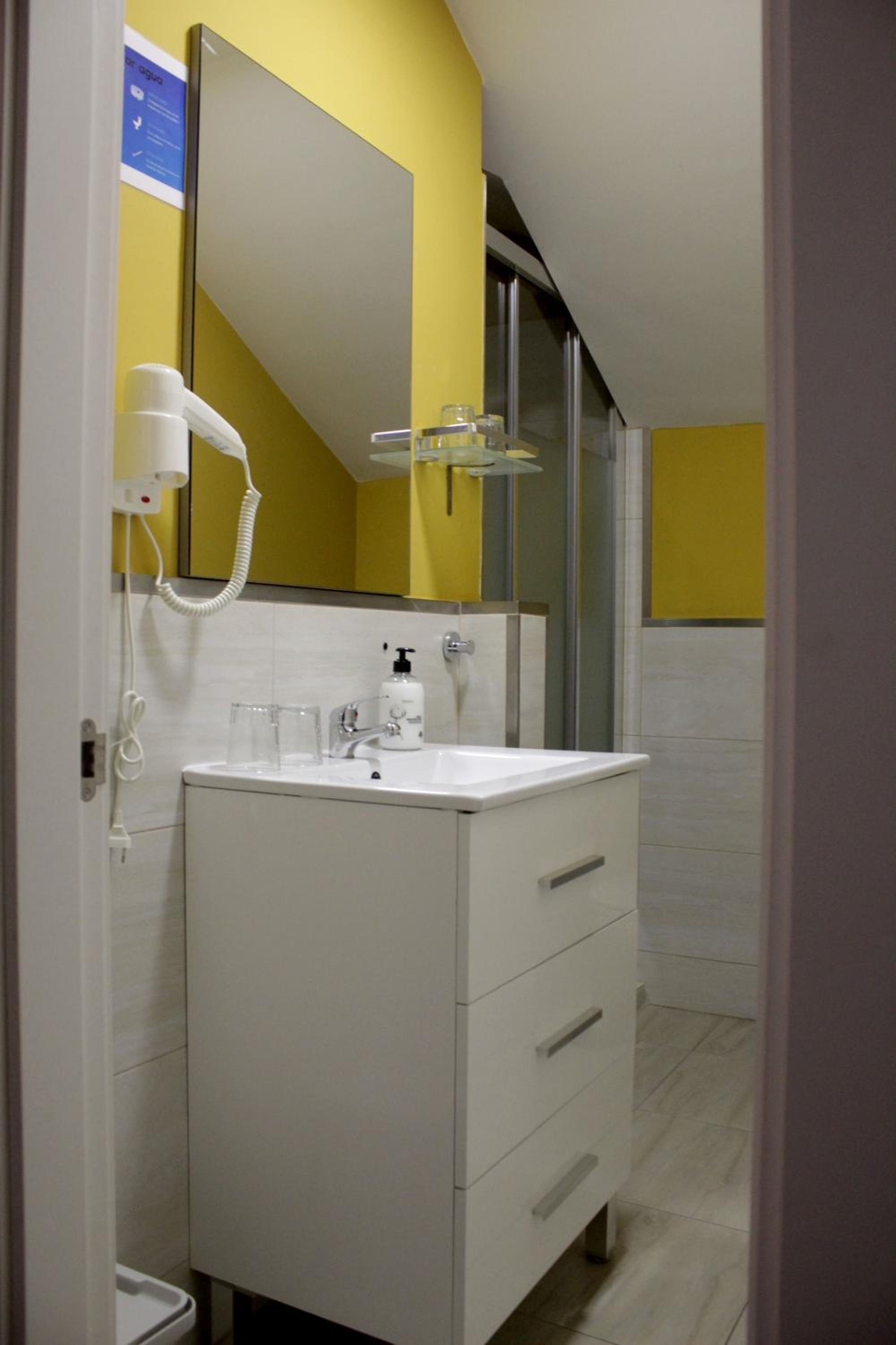 غرفة ثلاثية، Hotel Rosal 3/4