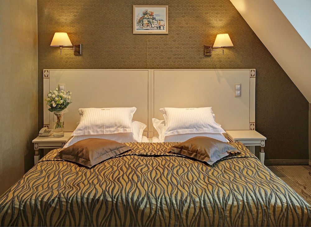 ROOM, DOUBLE OR TWIN BED