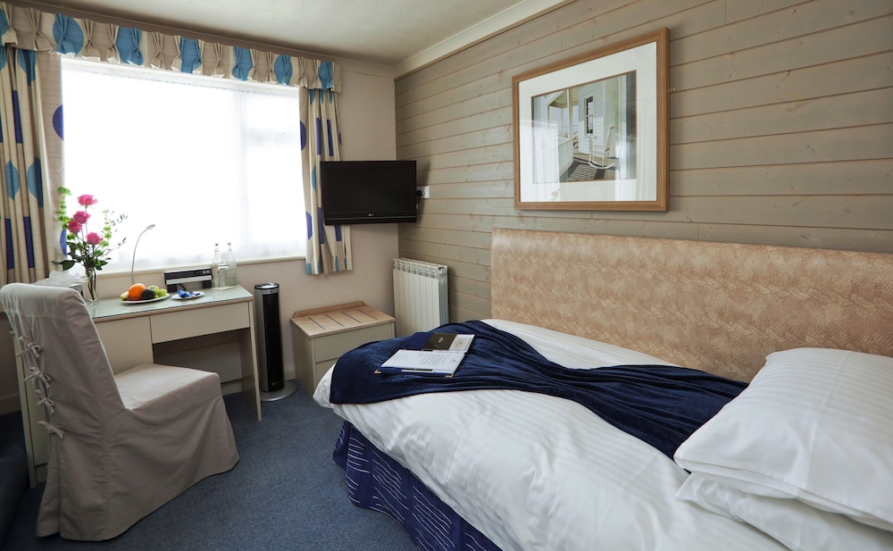 Cobo Bay Hotel 9/45
