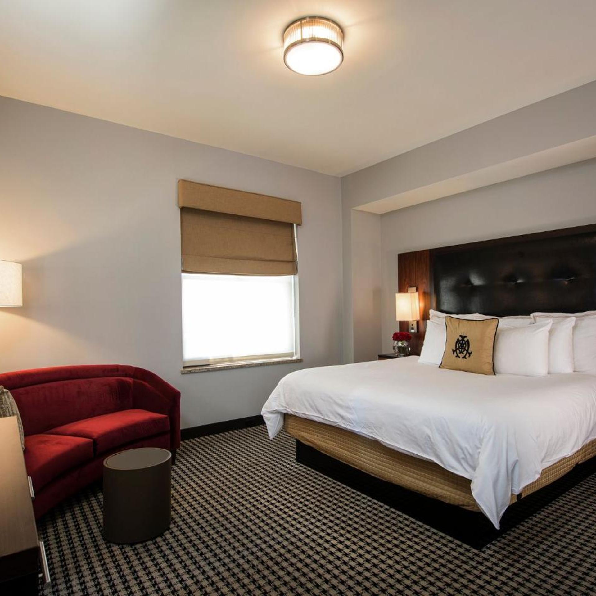 Signature, Suite, The Mayo Hotel 2/6