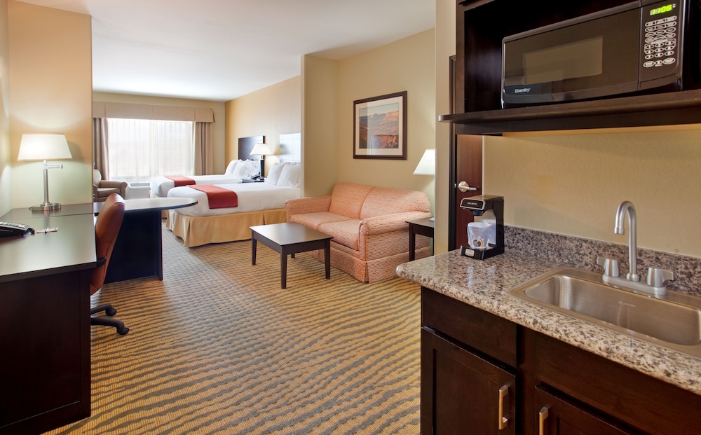 Holiday Inn Express Hotel Suites Gallup East 33/44