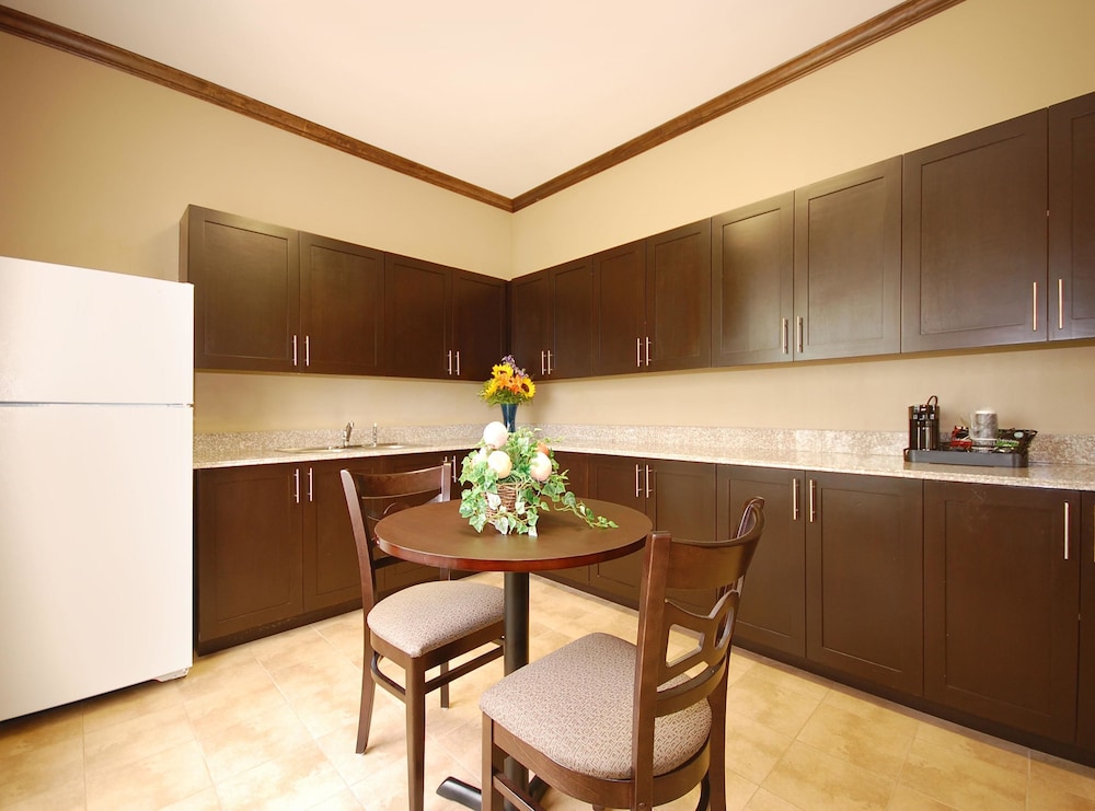 Best Western Plus Texoma Hotel and Suites 32/44
