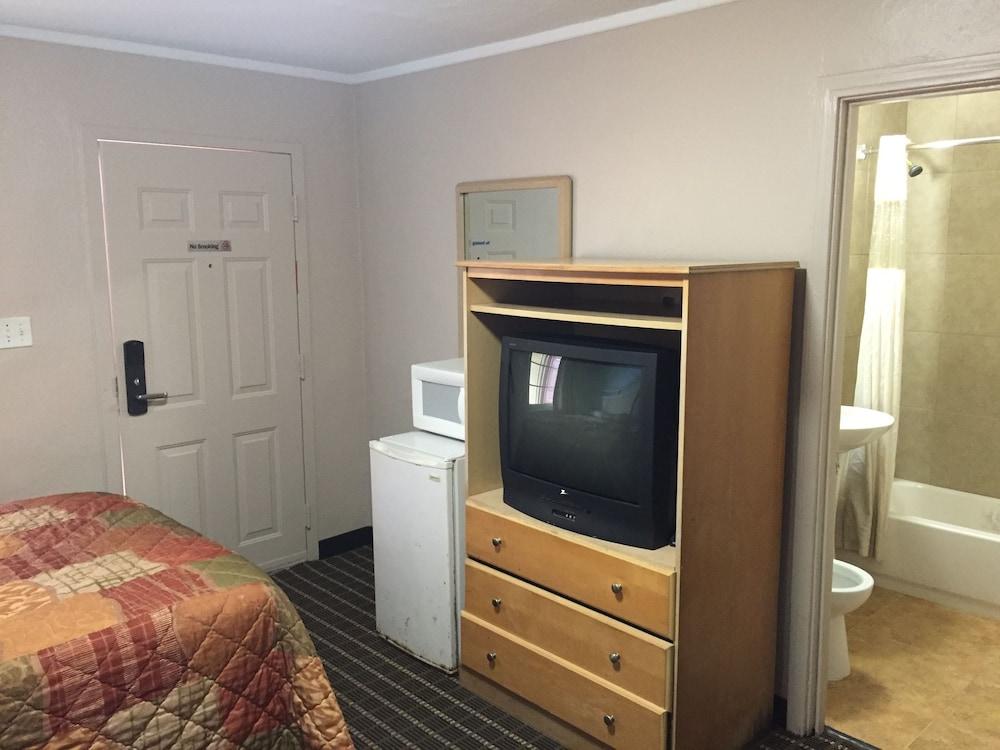 Economy Motel 11/15