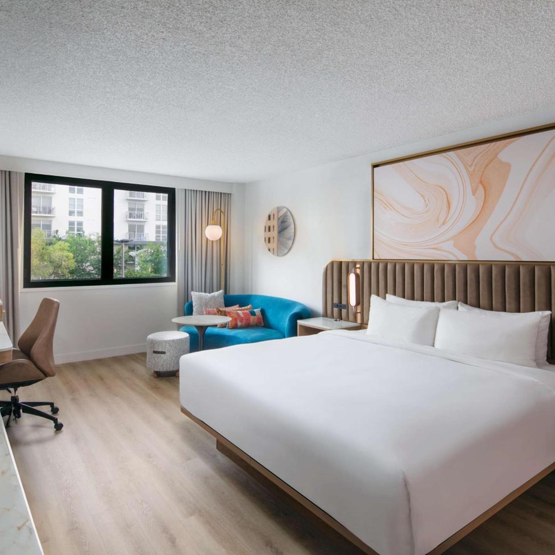 DELUXE, KING BED, ACCESSIBLE
