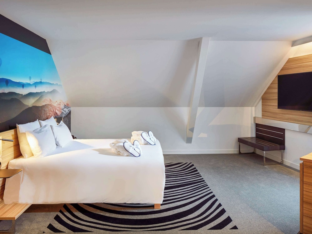 EXECUTIVE, SUITE, QUEEN BED