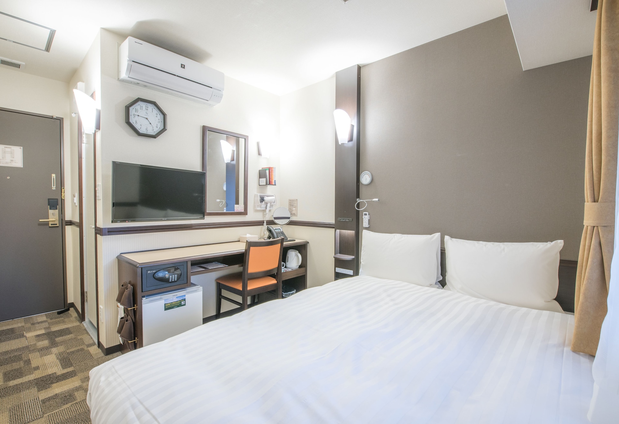 ECONOMY, DOUBLE BED, SMOKING