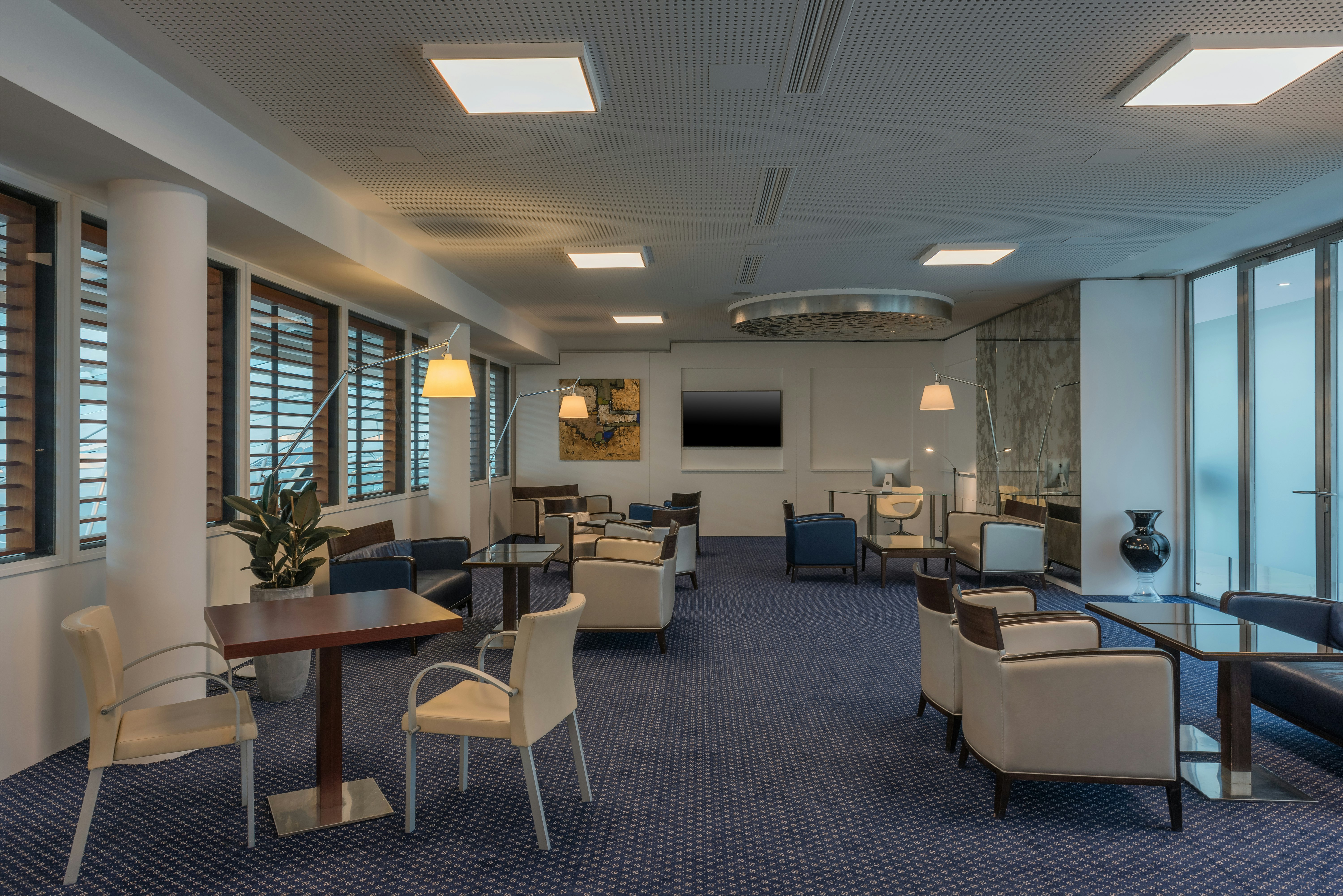 Hilton Geneva Hotel and Conference Centre (EX-Starling E EX-Crowne) 53/81