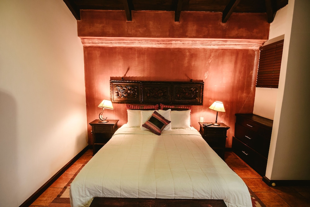 SUITE, QUEEN BED, SOFA