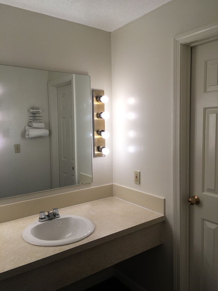 Gold Star Inn Suites 17/40