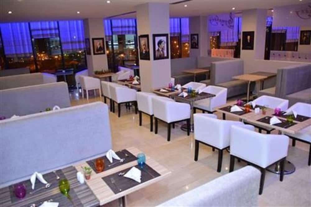 Hotel Adef 20/28