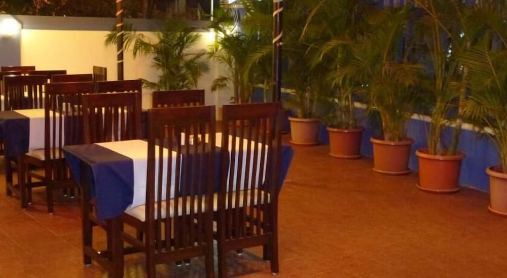 MAYFLOWER BEACH RESORT 25/50