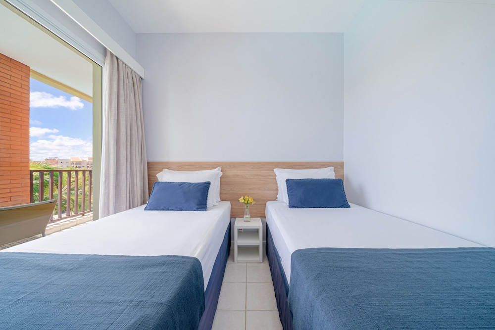 جناح ديلوكس بسريرين منفصلين وسرير كينج مع أريكة، Acqua Beach Park Resort 5/10