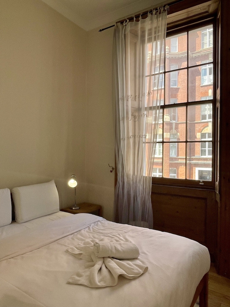 Flying Butler Baker Street Apartments 30/50