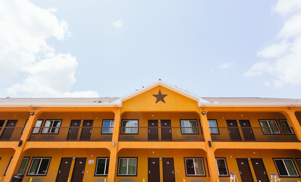 Moonlight Suites 4/65