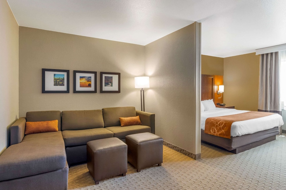 Comfort Suites Burlington, IA 8/30