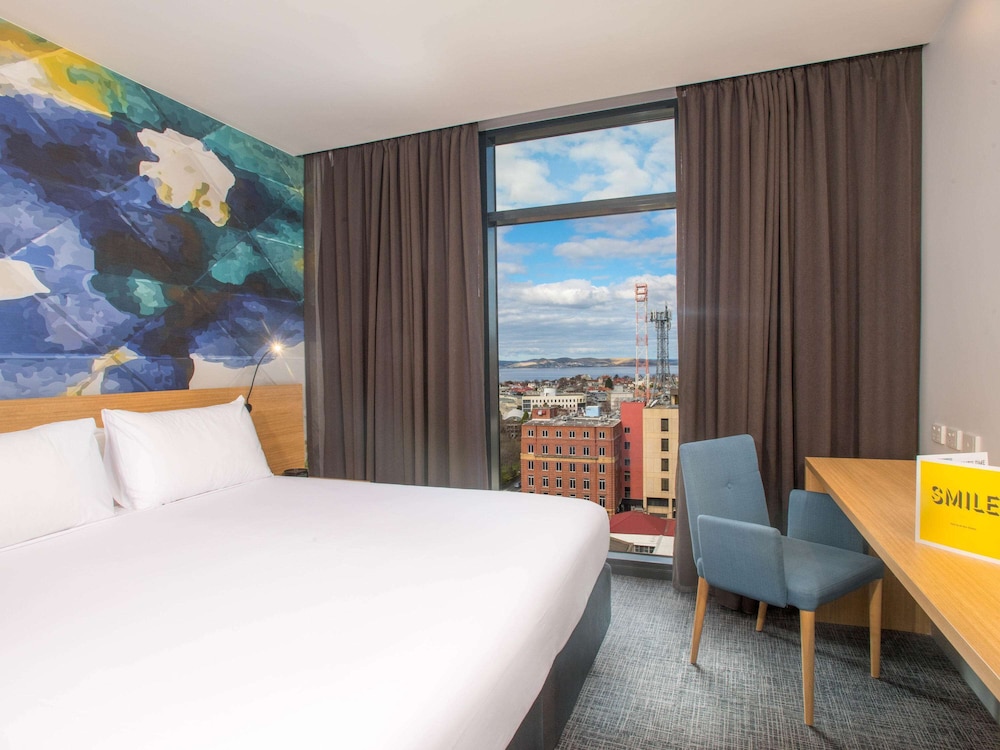 DELUXE, KING BED