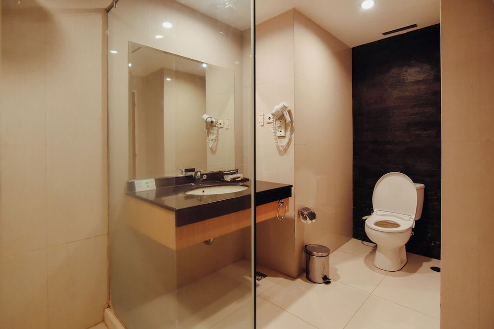 Surabaya Suites Hotel Powered by Archipelago 65/66