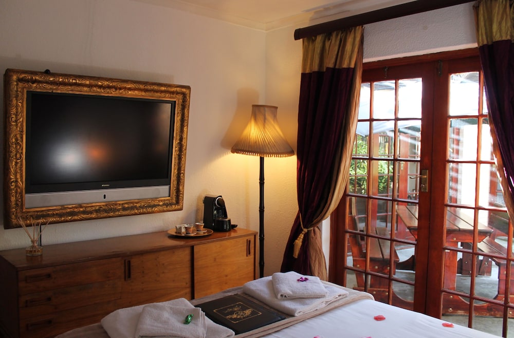 Room, King Bed, Pool Side، Goblin S Mead 2/3