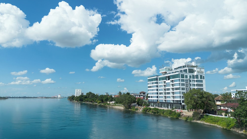 One Riviera Hotel and Residences 62/68