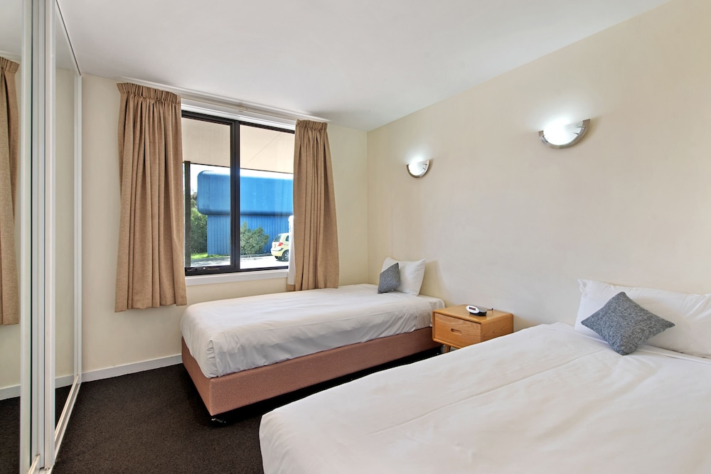 Olde Tudor Hotel 17/41