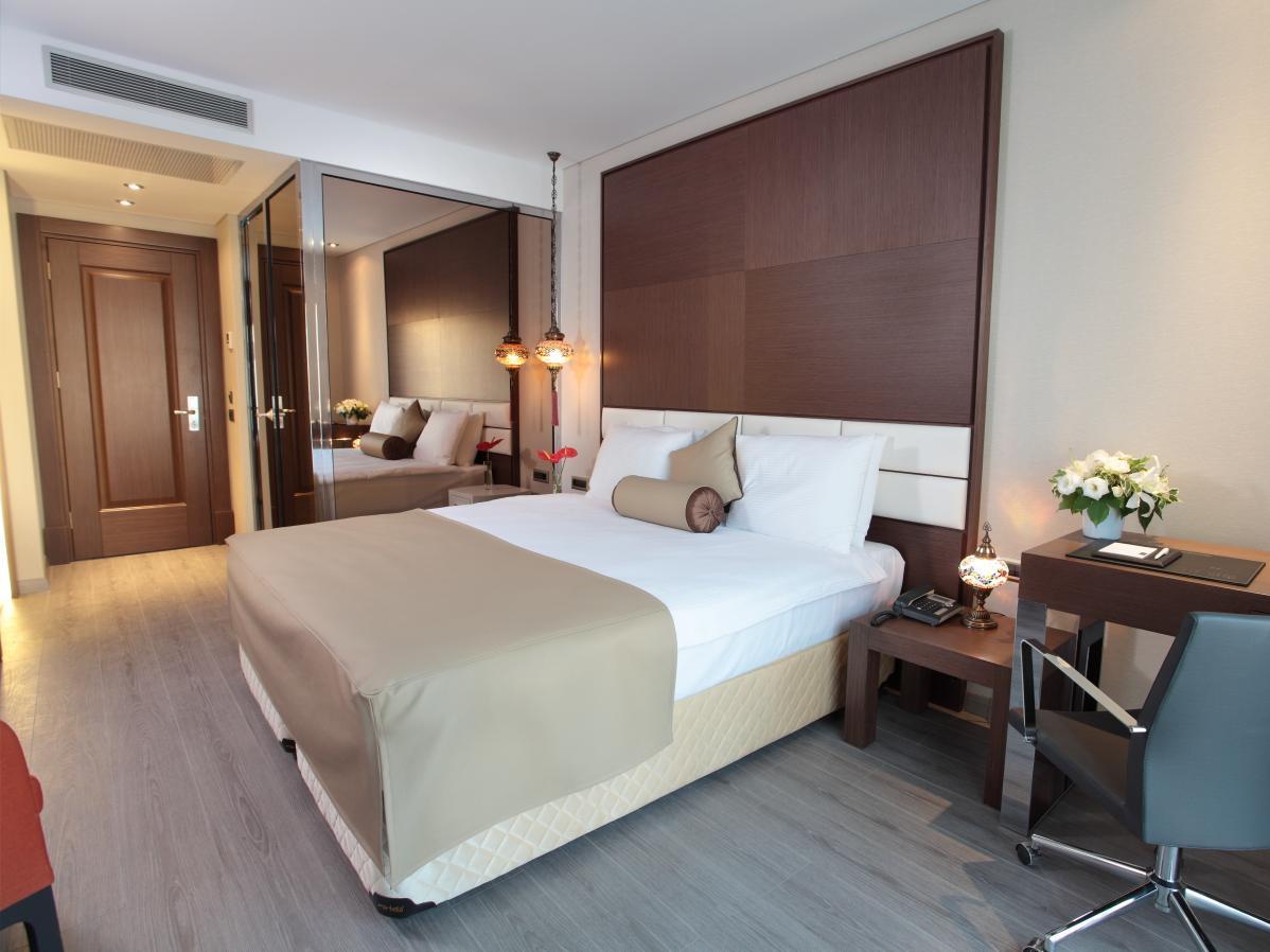 SUPERIOR ROOM
