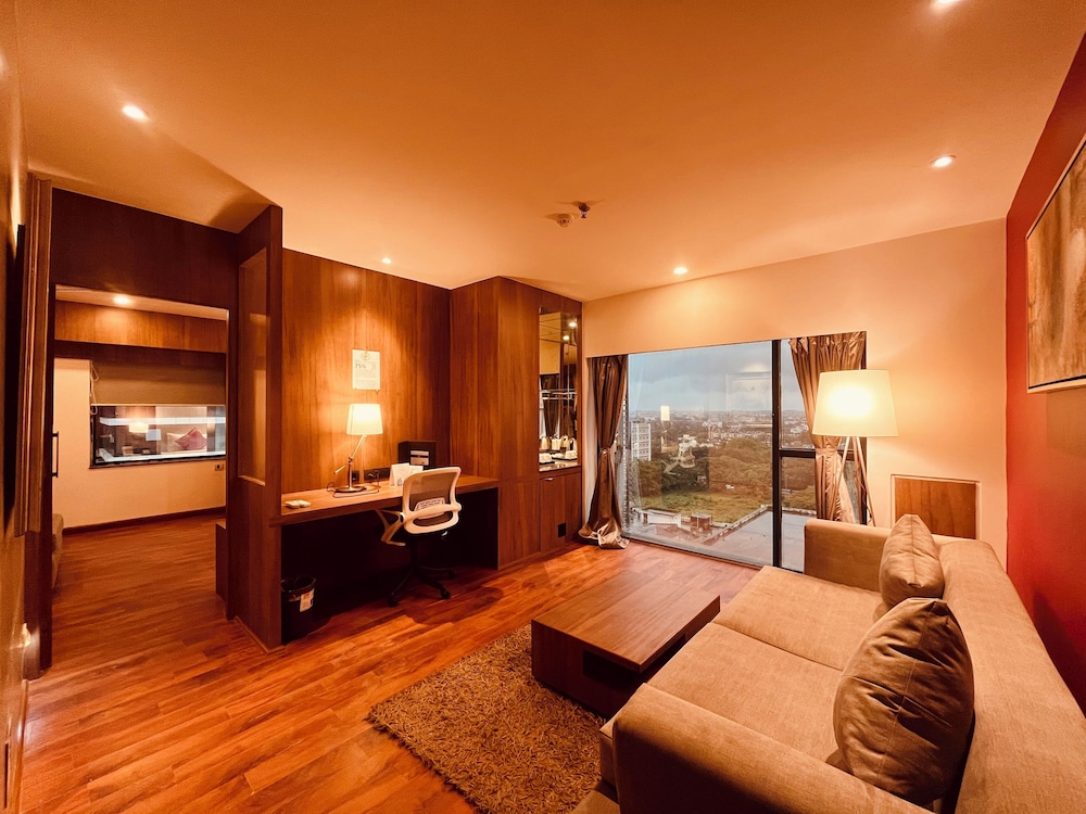 Smart, Premier, Suite, King Bed