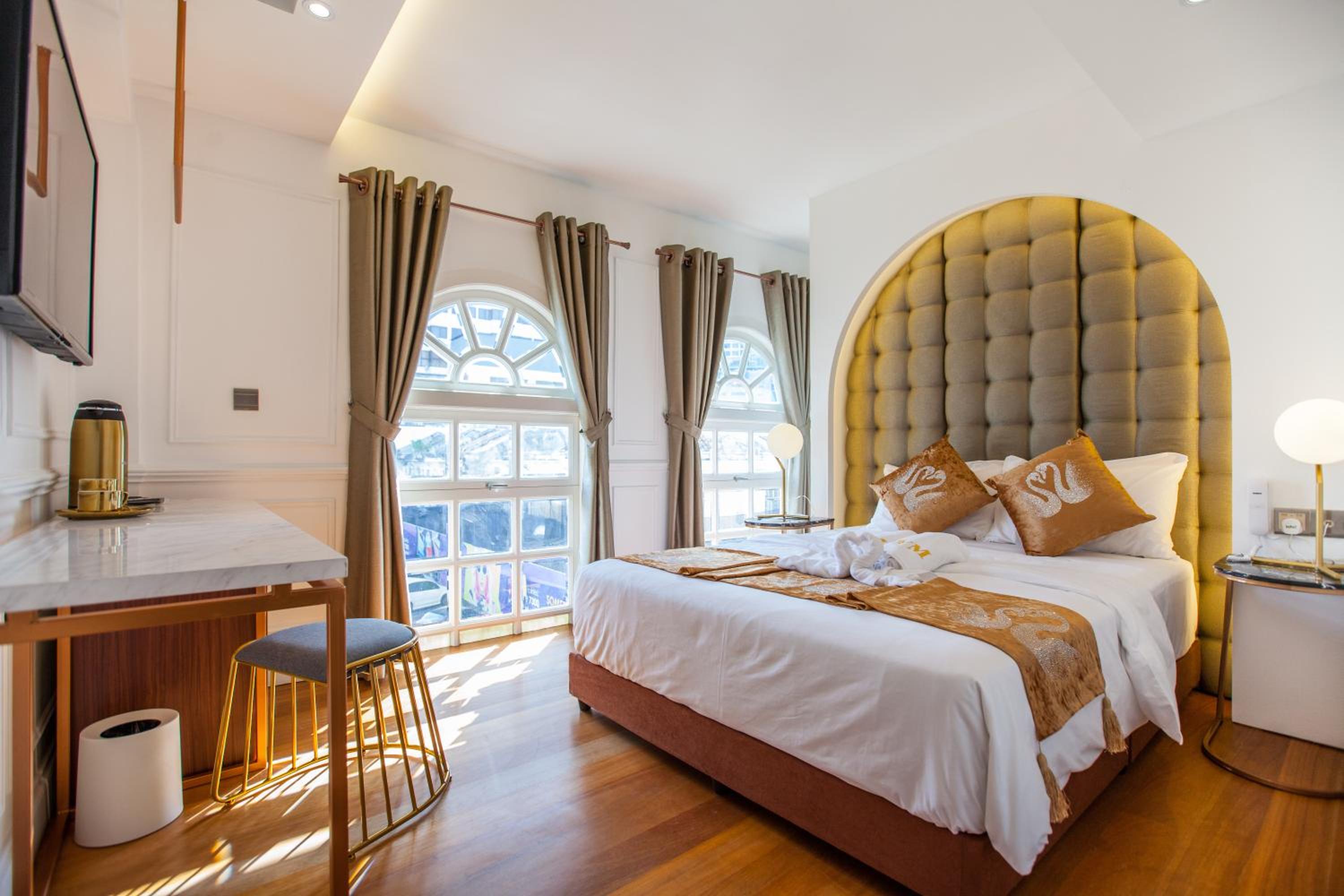 PREMIUM, QUEEN BED
