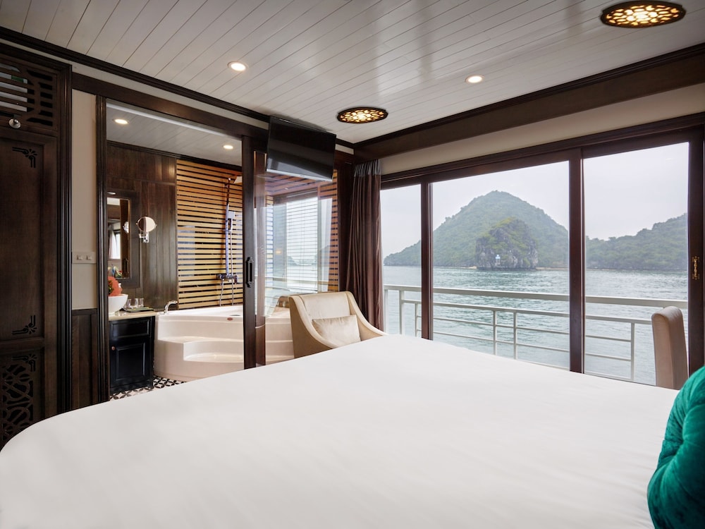 Bhaya Cruises 32/73