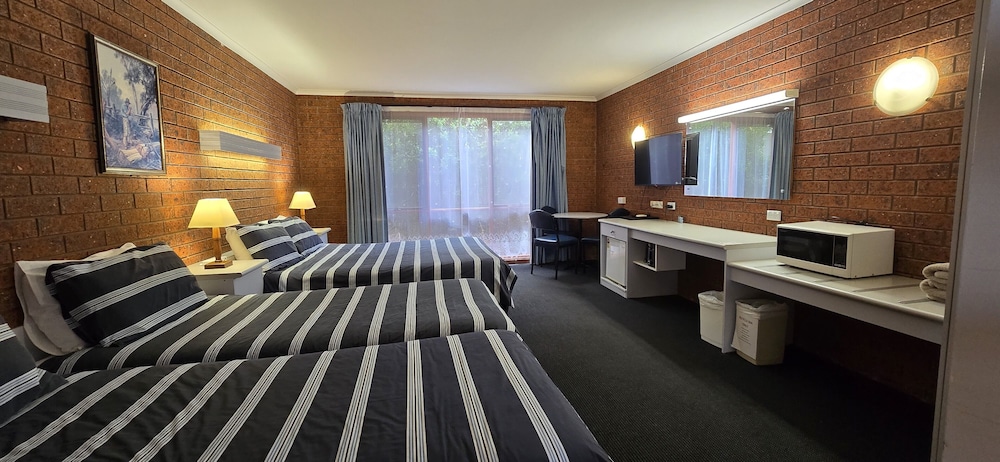 WHALERS REST MOTOR INN 21/56